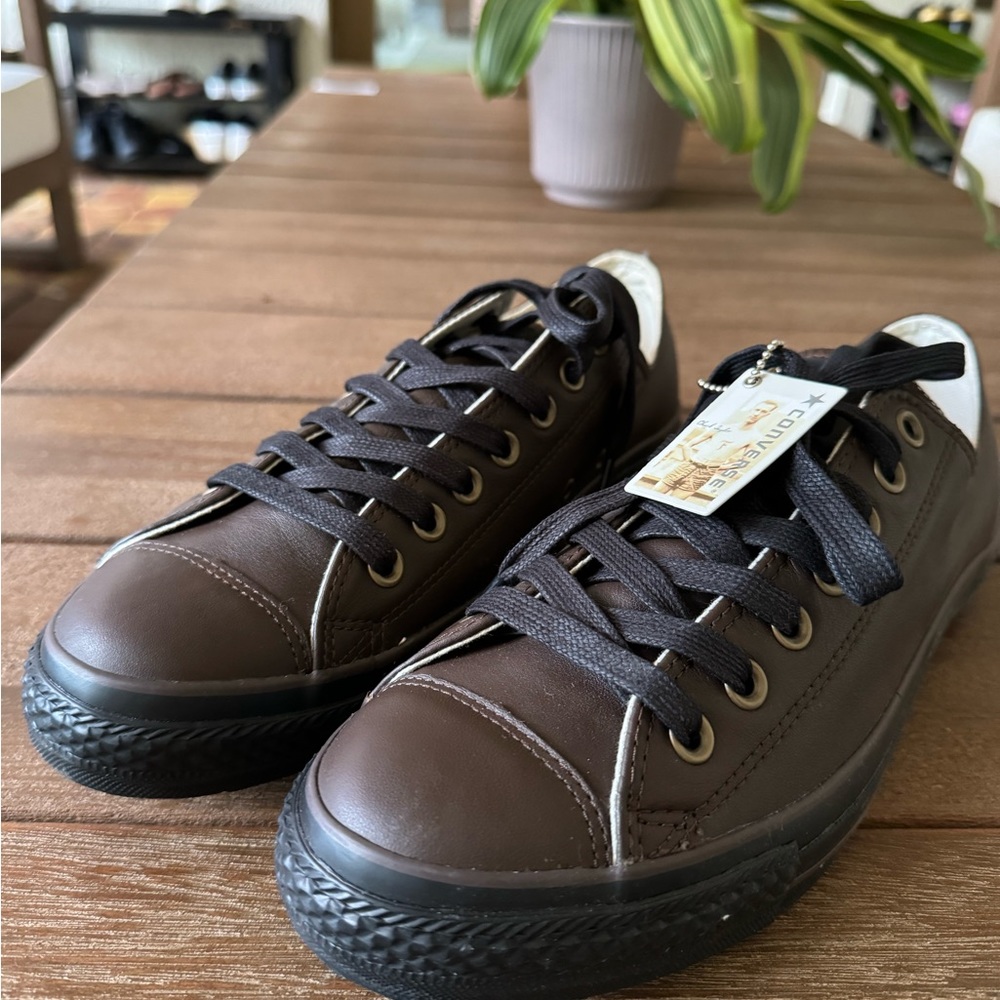 New Converse Men’s 9.5 leather Chuck Taylor